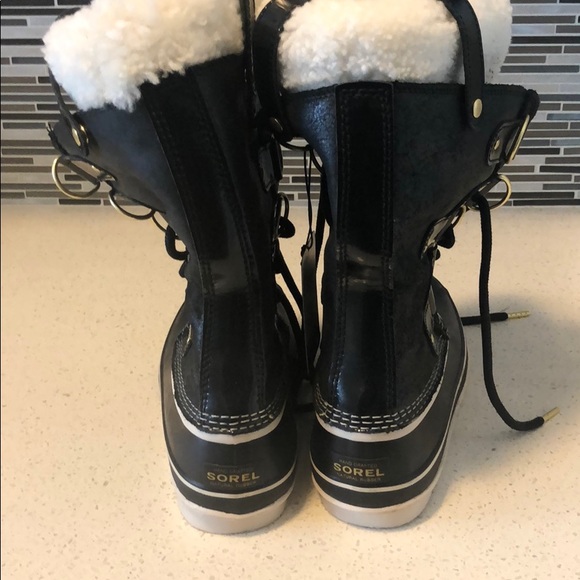 Sorel boots. Size 8 like new worn 2 times - Picture 2 of 4